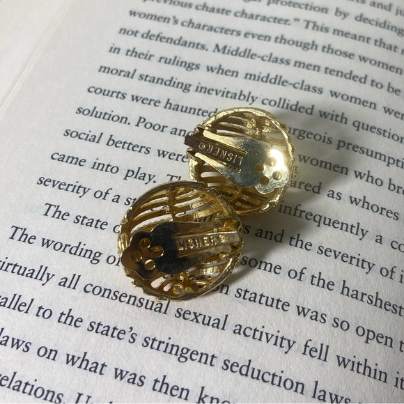 3 for $30 vintage Lisner gold plated earrings with small faux pearls - Picture 5 of 6